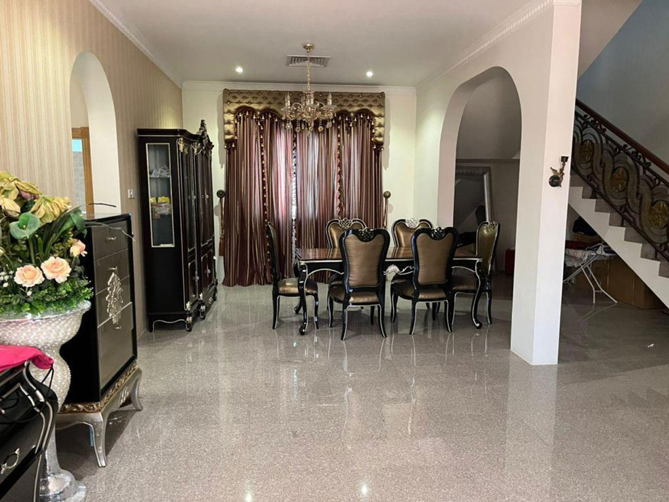 صورة فيلا للإيجار في سار #6834 1