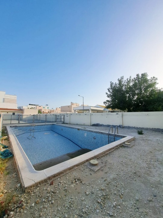 صورة فيلا للبيع في سار #9698 1