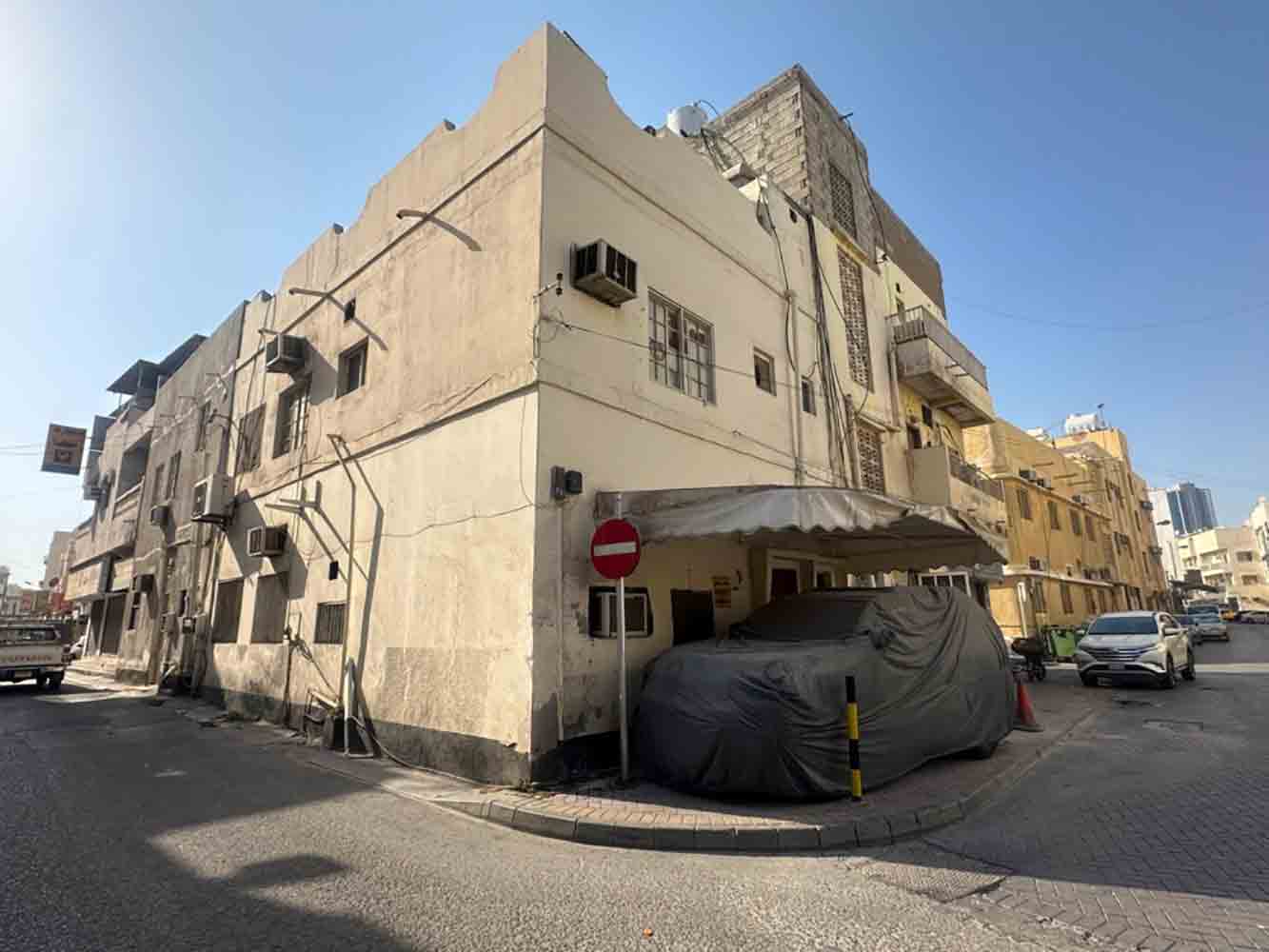 صورة مبنى للبيع في الحورة #6418 0